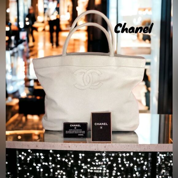 AUTHENTIC CHANEL WHITE LEATHER CC SHOULDER HANDBAG TOTE - Picture 1 of 15